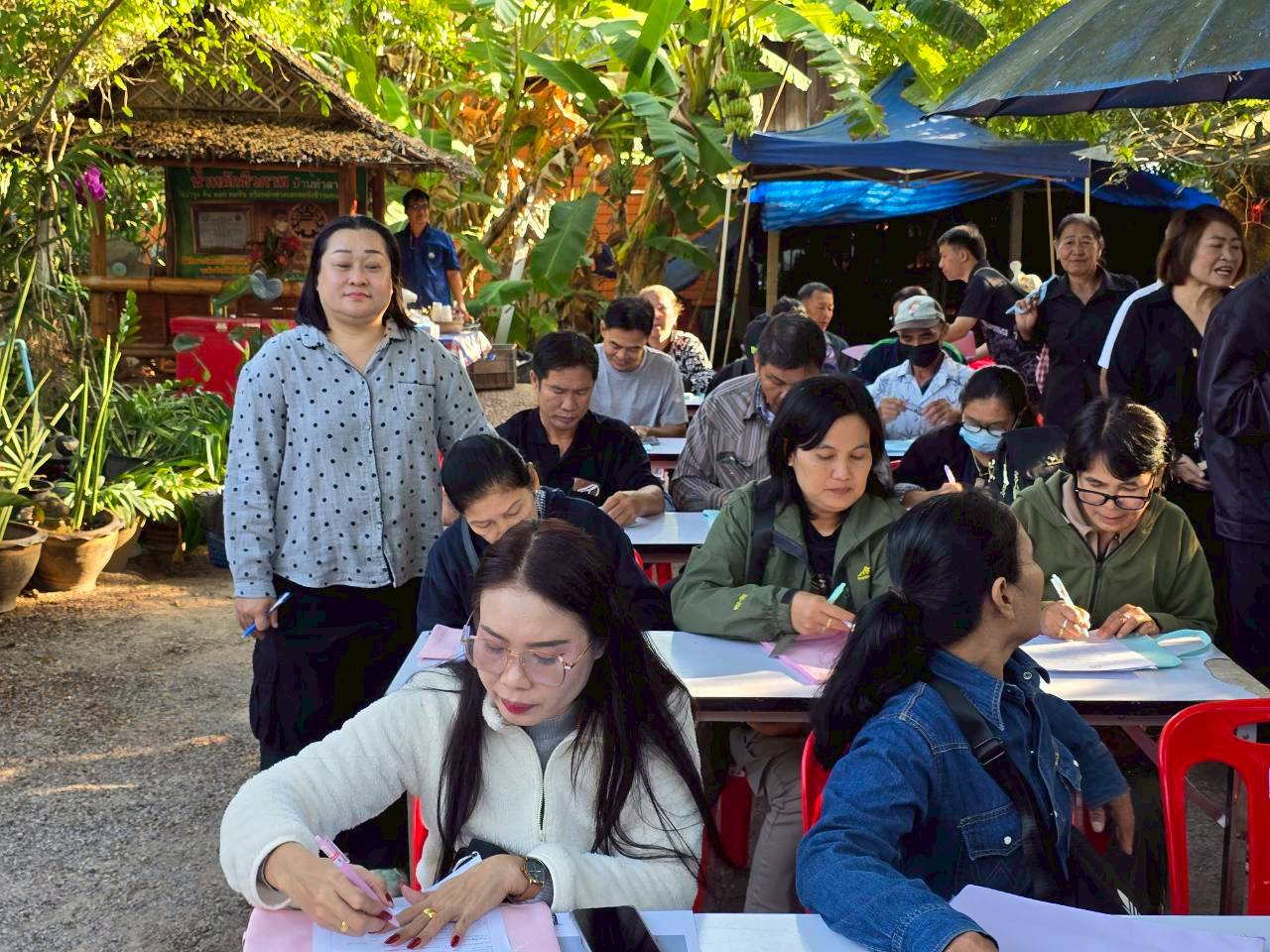 title - ส.ป.ก.เพชรบุรี จัดโครงการพัฒนาเกษตรกรรมยั่งยืน ในเขตปฏิรูปที่ดิน โดยนำเกษตรกรที่เข้าร่วมโครงการฯ จำนวน 20 คน ศึกษาการทำจุลินทรีย์สังเคราะห์แสง ปุ๋ยหมักชีวภาพ (ฮอร์โมนไข่) และ ได้ศึกษาการทำสมุนไพรไล่ยุงที่ผลิตจากสมุนไพรที่สามารถหาได้ในครัวเรือน
